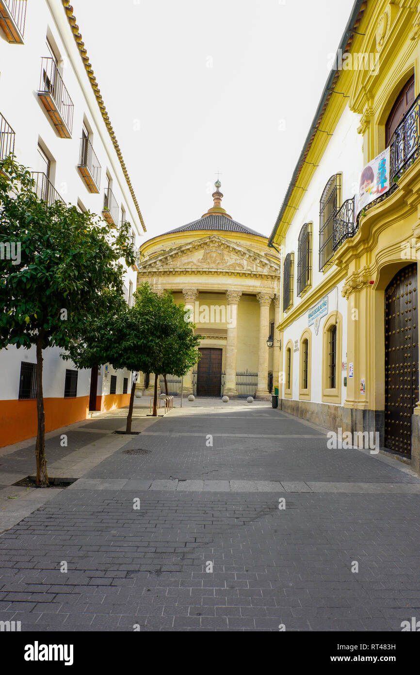 Vue de la façade de l'église du collège de Santa Victoria. Cordoue, Andalousie, Espagne, Banque D'Images
