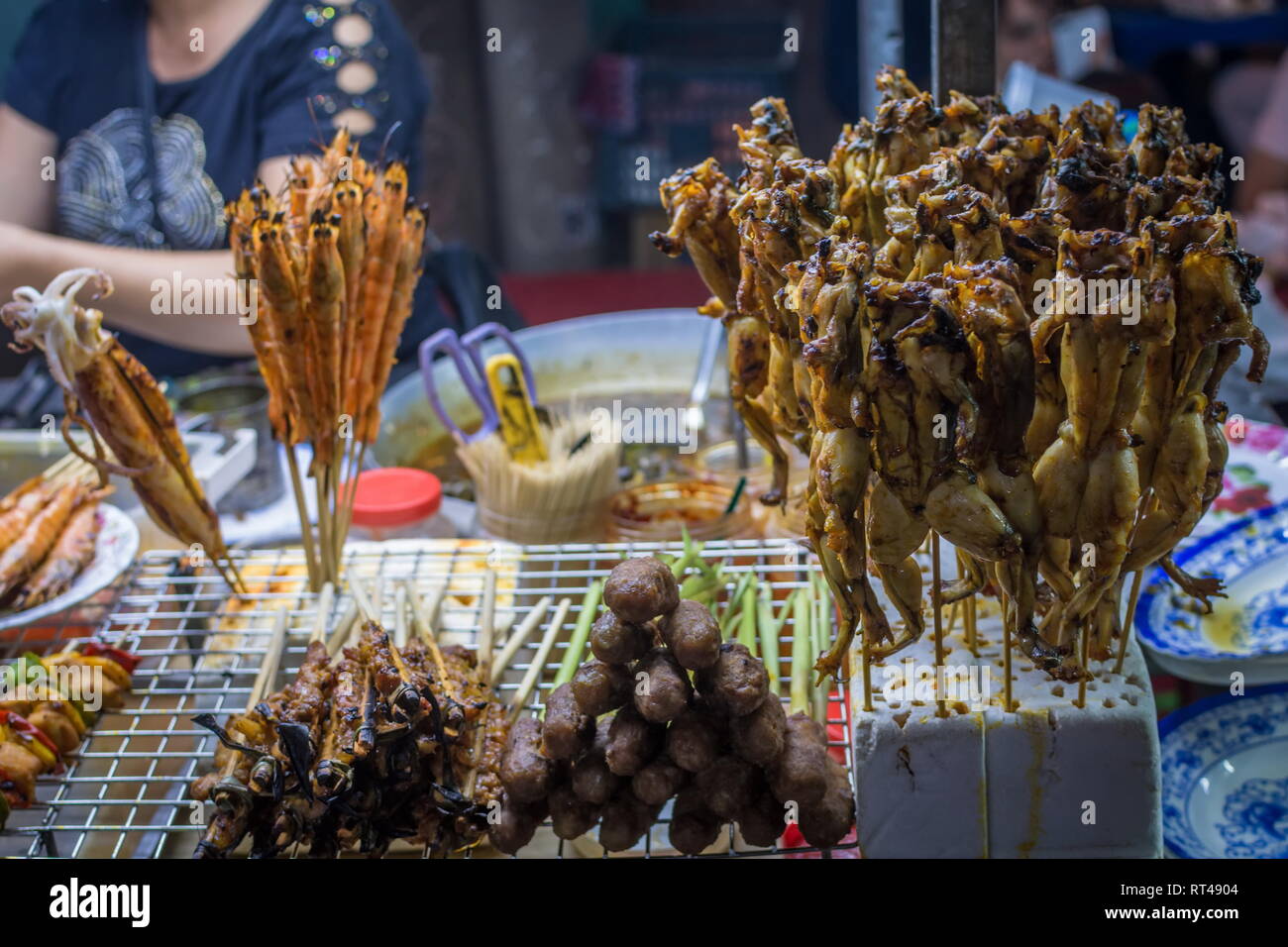 Brochettes de grenouilles poêlées, Vietnamien Asian street food en Thaïlande Banque D'Images