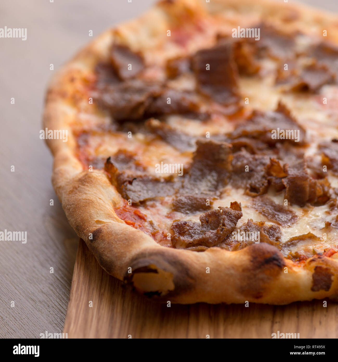 Sur une plaque à pizza haut de gamme ​ Banque D'Images