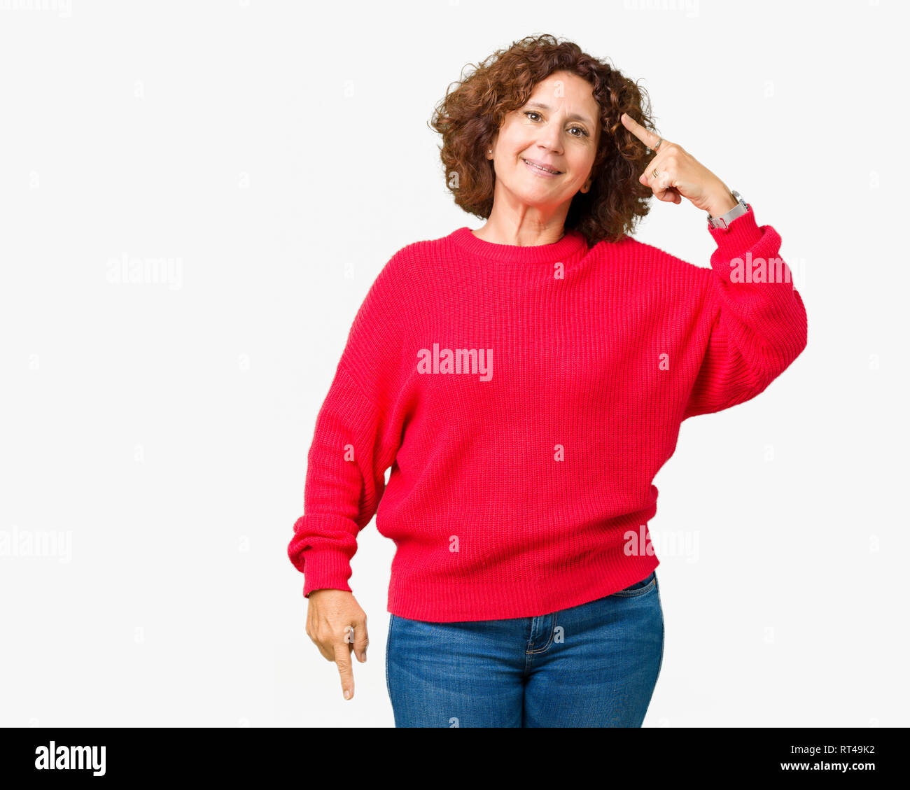 Beau milieu ager senior woman red winter sweater sur fond isolé Smiling pointant vers la tête avec un seul doigt, grande idée ou pensée, bonne m Banque D'Images