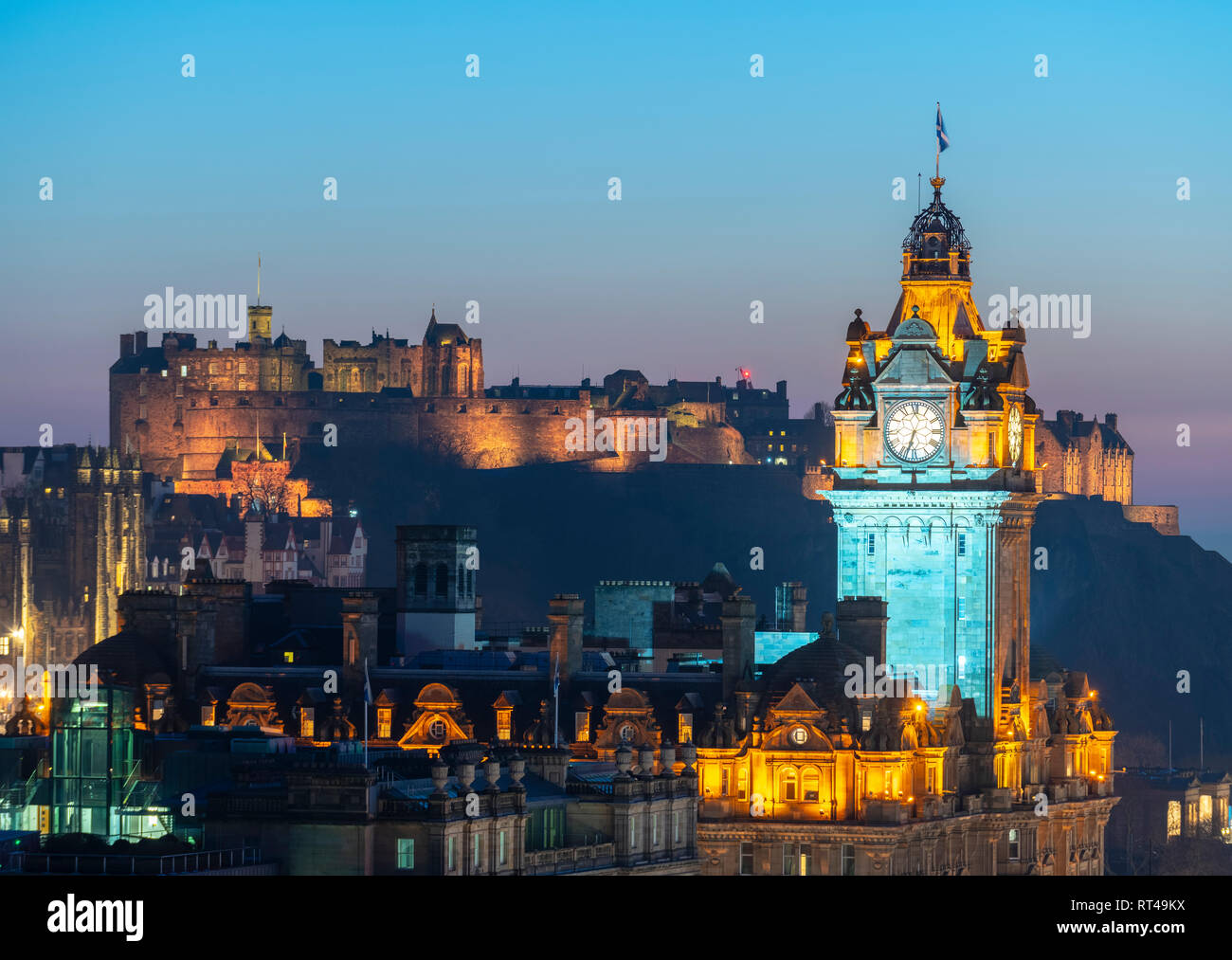 Edinburgh, Ecosse, Royaume-Uni. 26 Février, 2019. Voir au coucher du soleil sur les toits d'Édimbourg vers la célèbre Balmoral Hotel de l'horloge et le château d'Édimbourg fr Banque D'Images