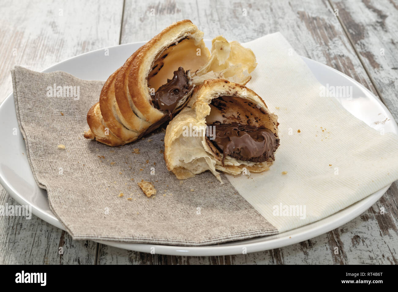 Brioche pâtes spezzata sfoglia con crema di nocciole nel piatto sopra altra vista Banque D'Images