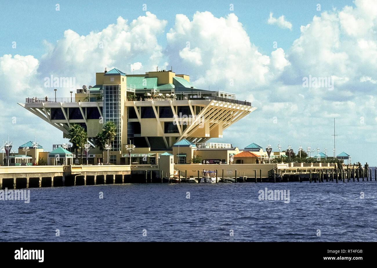 C'est une photographie historique de la jetée de Saint-Pétersbourg, un monument pleasure pier s'étendant dans la baie de Tampa du centre-ville de Saint-Pétersbourg sur la côte du golfe de la Floride, aux États-Unis. Avec sa nouvelle conception de l'architecture d'une pyramide inversée, la jetée a ouvert ses portes en 1973 mais a été démolie en 2015 après la dégradation au fil des ans. La construction a commencé peu après sur un nouveau montant de 76 millions de dollars Pier Park qui s'étend sur 3 065 pieds (934 mètres) dans la baie et se termine par un contemporain quatre étages Pier Head building avec un restaurant, un magasin d'appâts et de cadeaux, un café et un bar sur le toit. Banque D'Images