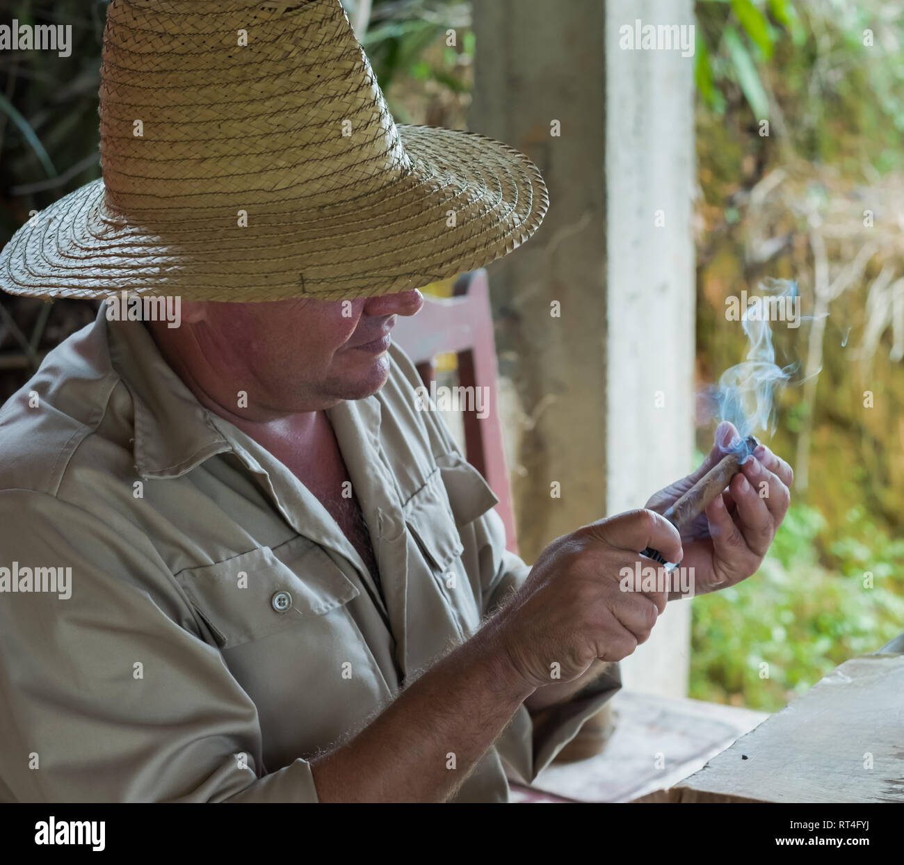 Un tabaculteur inspecte un cigare allumé à Viñales Cuba. Banque D'Images Un tabaculteur inspecte un cigare allumé à Viñales Cuba. Banque D'Images