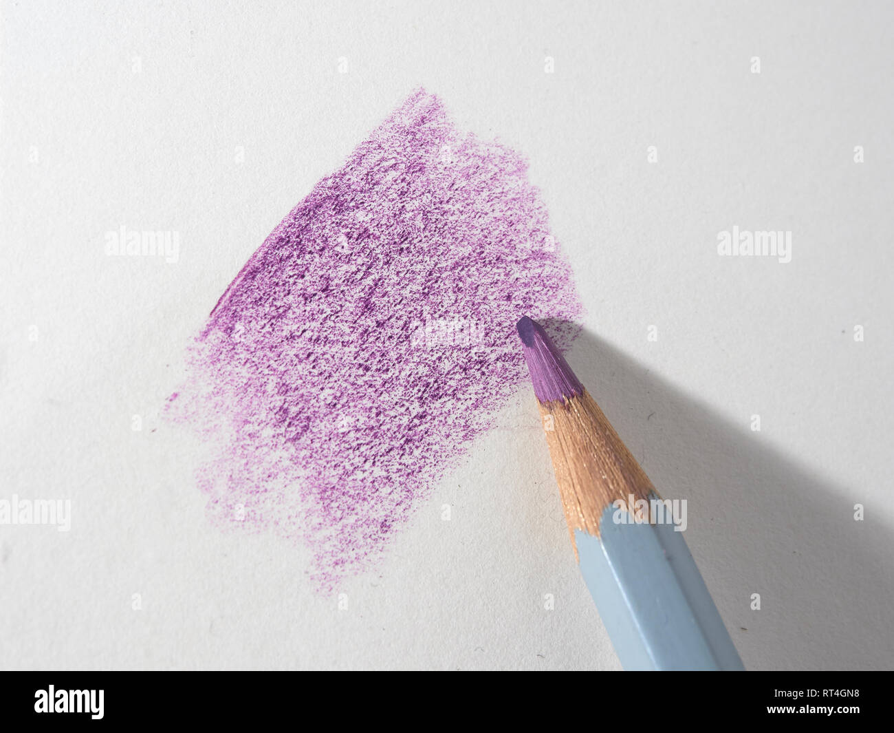 Le suivi d'une ombre pourpre tyriennes avec un crayon, allumé sur une surface de papier blanc Banque D'Images