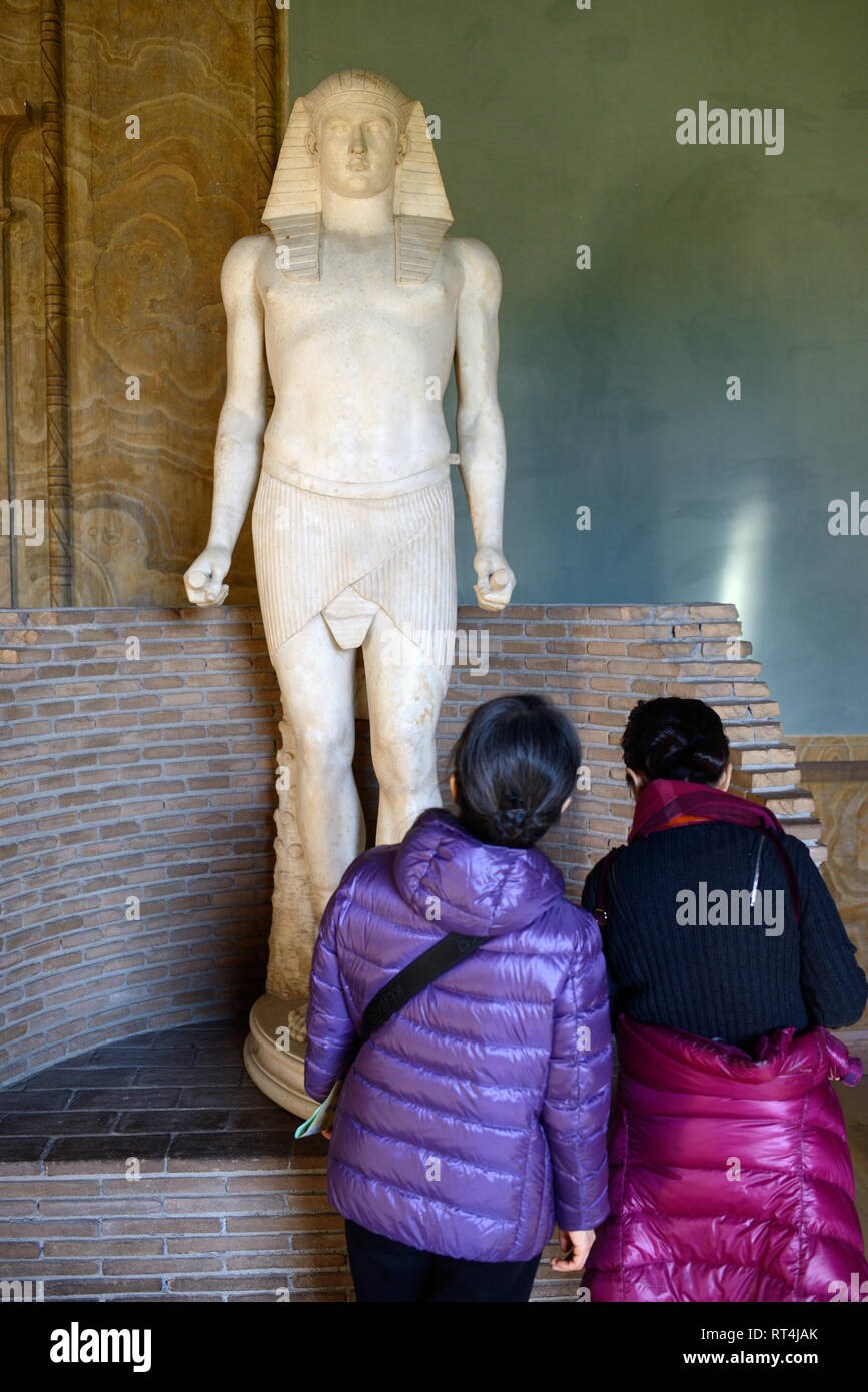 Deux touristes admirer Statue d'Antinoüs (c111-130AD), la jeunesse grecque Bithynian & favori de l'empereur romain Hadrien, Musée Égyptien Musées du Vatican Banque D'Images