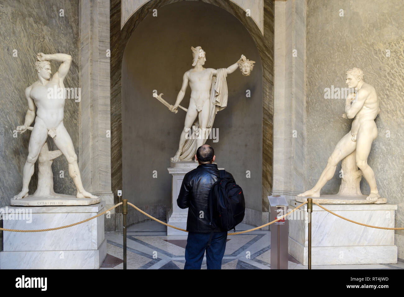 Admirer les statues classiques touristiques Persée et méduse inluding triomphant par Antonio Canova (1757-1822) dans la Cour octogonale Musées du Vatican Banque D'Images