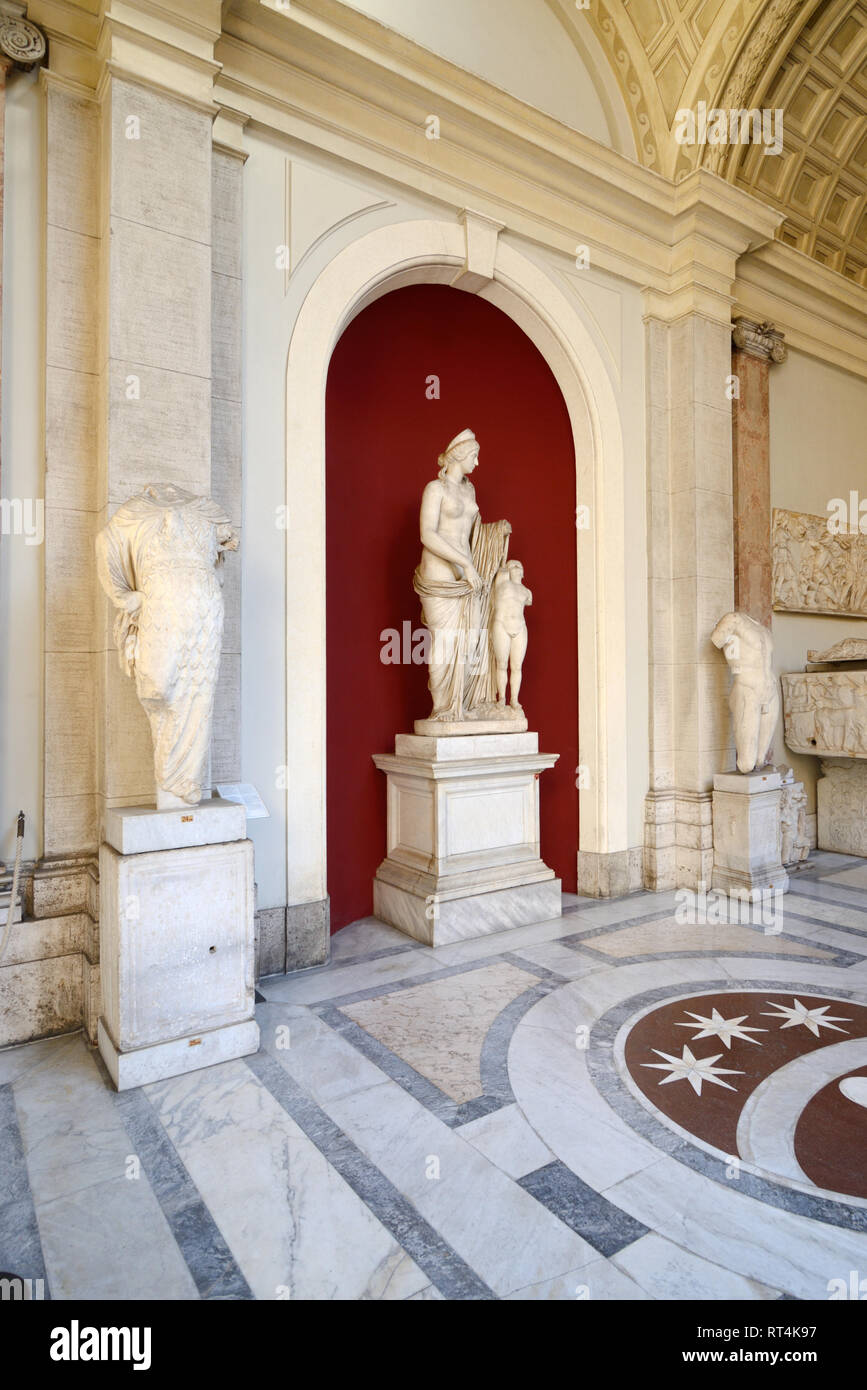 Cour octogonale, Musées du Vatican, avec la Princesse Venere Felice c 2AD, inspiré par l'Aphrodite de Cnide de Praxitèle, femme romaine & Fils comme Eros Banque D'Images