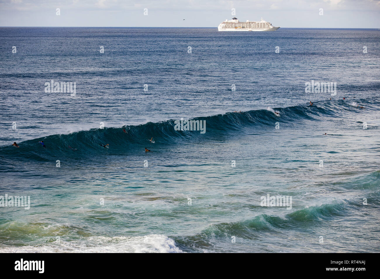 Les surfeurs professionnels le surf des vagues de classe mondiale de Fernando de Noronha, une île au large de la côte nord du Brésil Banque D'Images