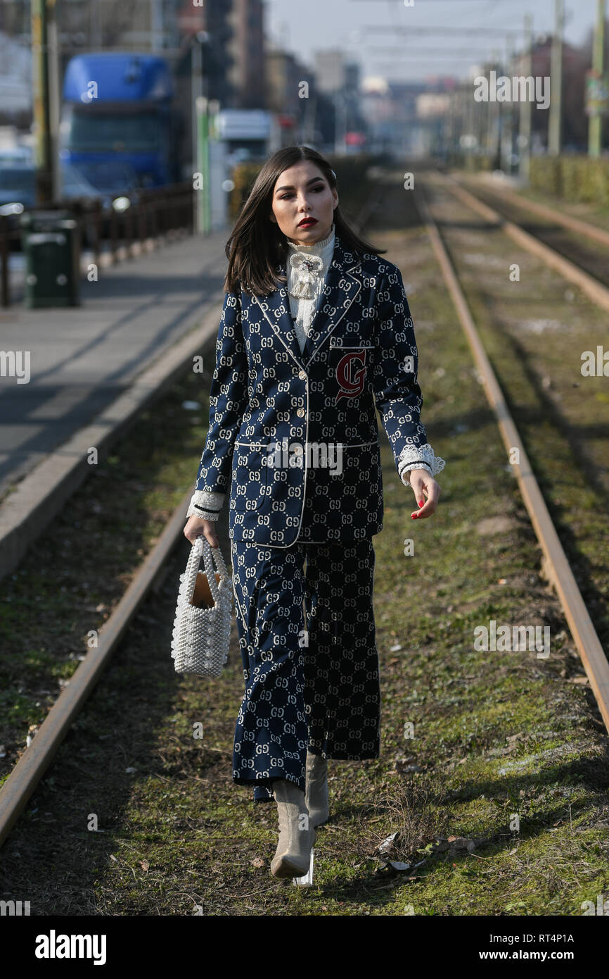 Milan, Italie - 20 Février 2019 : Street style outfit avant un défilé de mode pendant la Fashion Week de Milan - MFWFW19 Banque D'Images