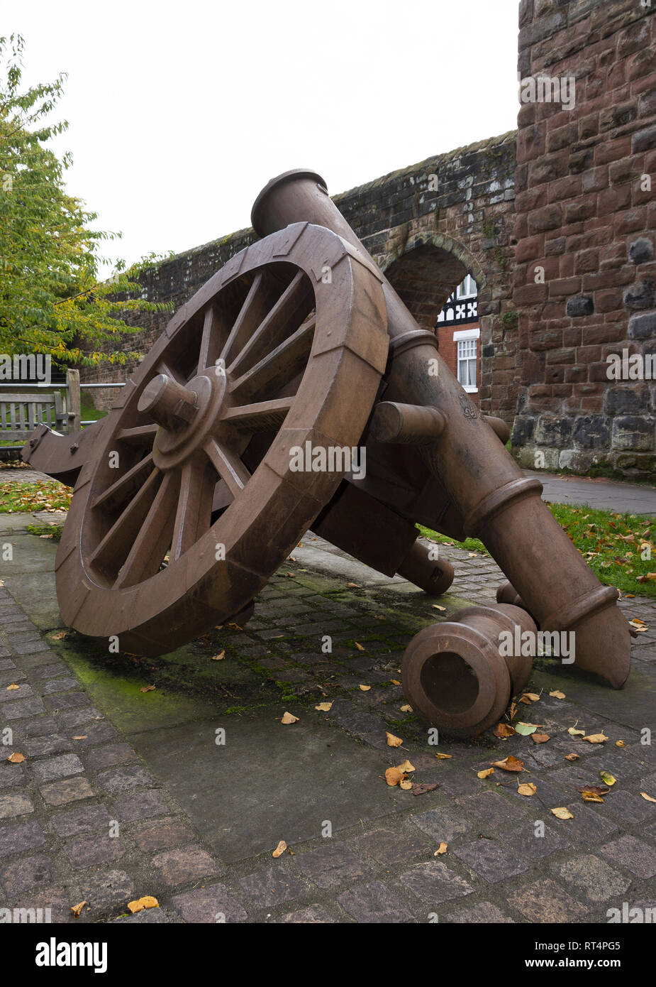 Captain Morgan's Cannon sculpture réalisée par l'artiste Colin Spofforth pour commémorer le siège de Chester et de l'histoire du capitaine Morgan Banque D'Images