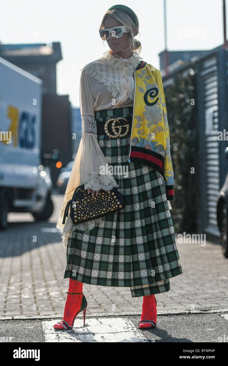 Milan, Italie - 20 Février 2019 : Street style outfit avant un défilé de mode pendant la Fashion Week de Milan - MFWFW19 Banque D'Images