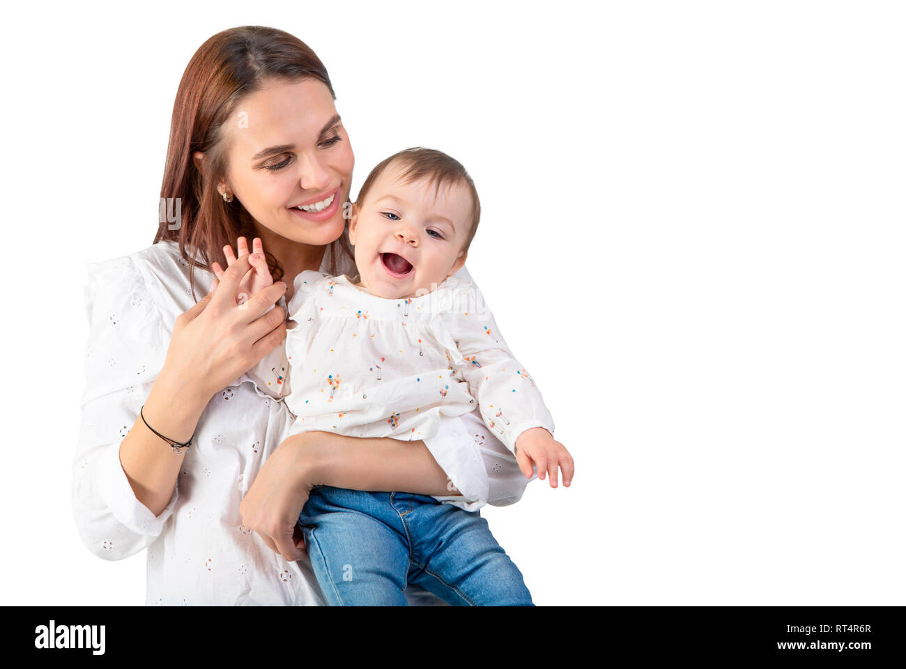 Mère et son bébé fille isolée sur fond blanc Banque D'Images