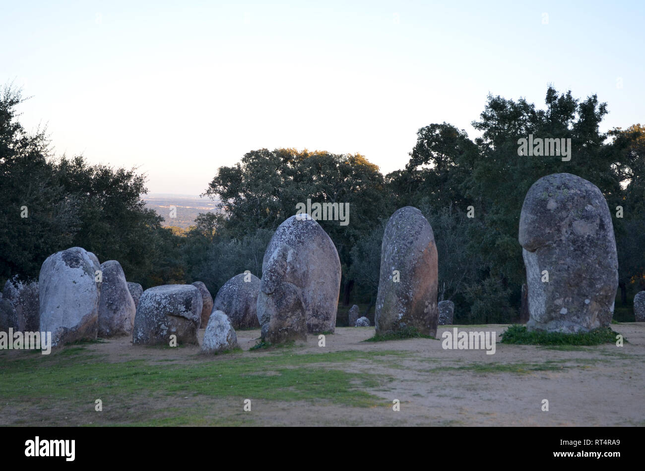 6e millénaire avant J.-C. Almendres Cromlech, un complexe mégalithique près d'Evora dans le sud du Portugal Banque D'Images