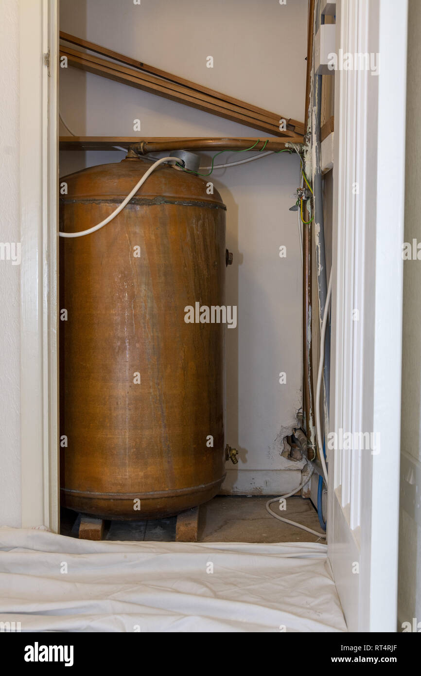Réservoir d'eau chaude dans une armoire Banque D'Images