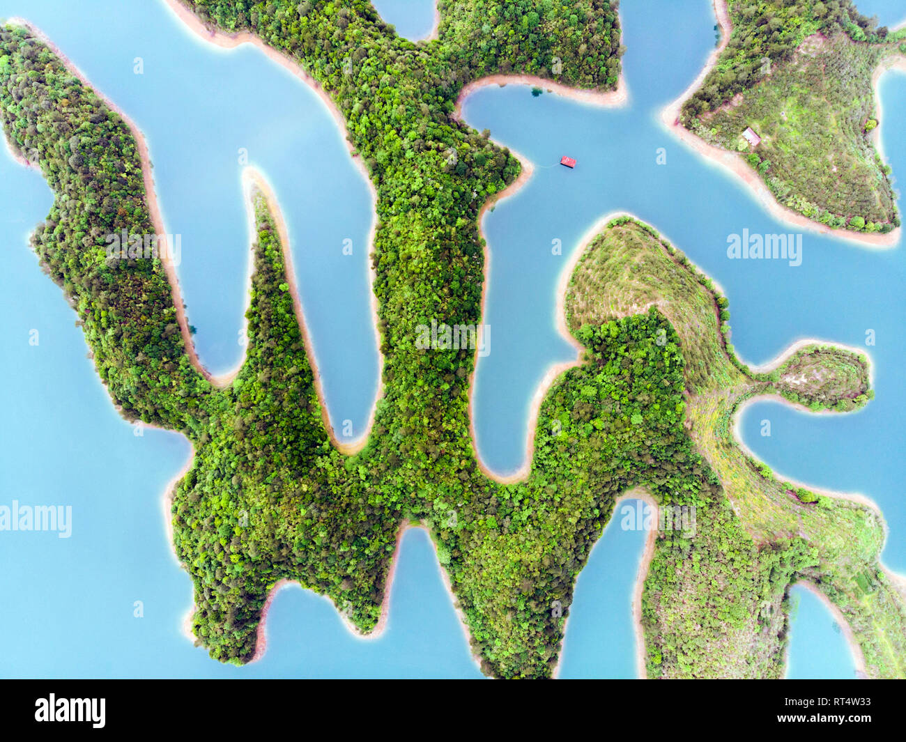 Vue aérienne de la Thousand Island Lake. Vue d'oiseau de l'eau douce Qiandaohu. Plateau Îles de Chunan Pays, Hangzhou, Province de Zhejiang, Chine. Banque D'Images