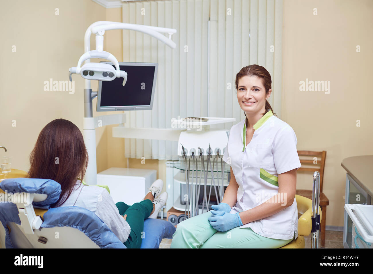 Female dentist smiling dans le cabinet dentaire Banque D'Images
