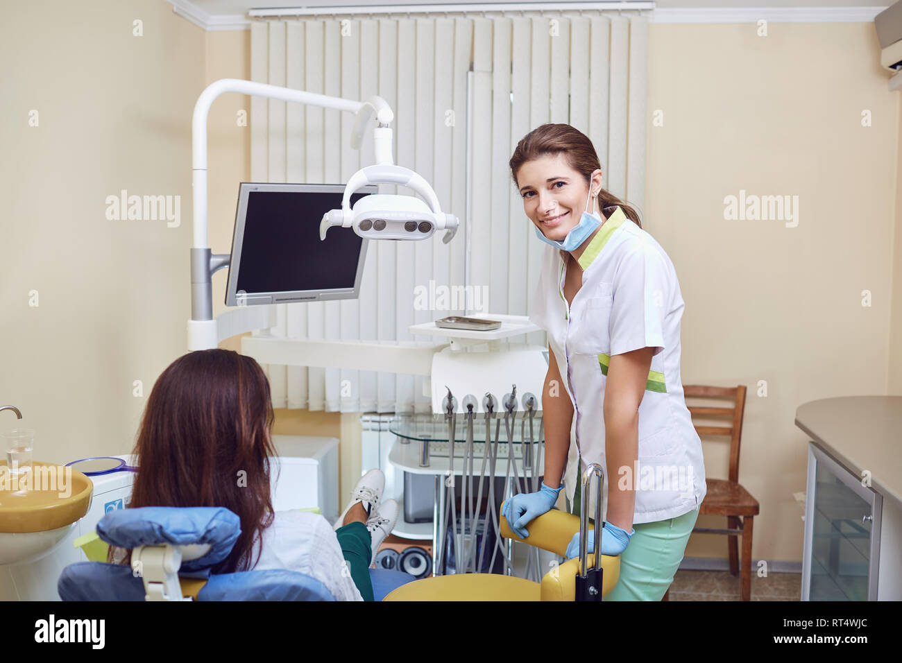 Female dentist smiling dans le cabinet dentaire Banque D'Images