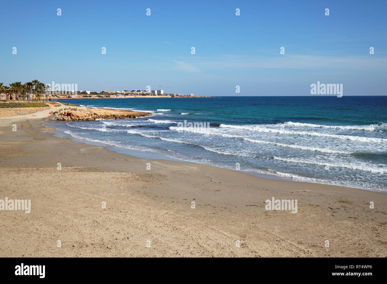 Flamenco Beach vide, Orihuela Costa, surf de mer Méditerranée, journée d'hiver ensoleillée. Province d'Alicante, Costa Blanca, Espagne Banque D'Images