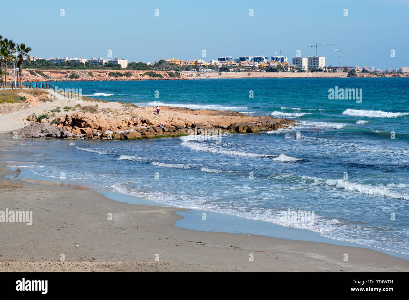Côte Rocheuse de Flamenco Beach dans l'Orihuela Costa. Surfez sur la mer Méditerranée, le climat tropical de l'hiver journée ensoleillée. Province d'Alicante, Costa Blanca, Sp Banque D'Images