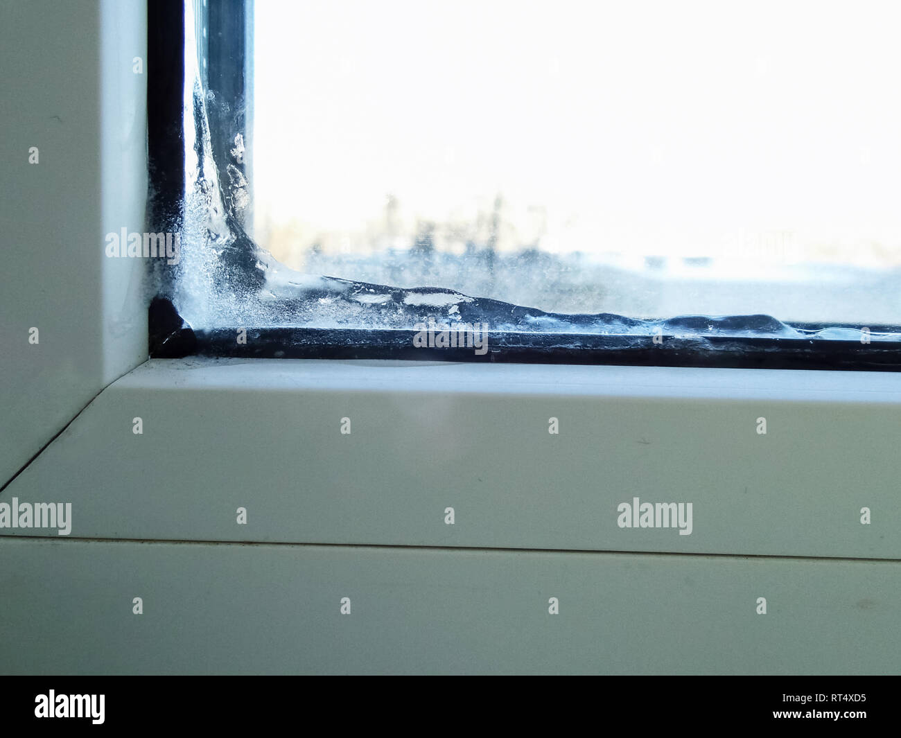 Les fenêtres en PVC, ancien cassé. sur la glace verre à l'intérieur de la salle. Banque D'Images