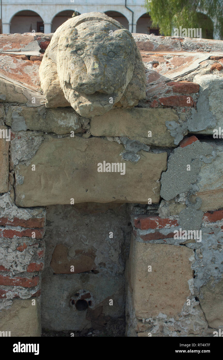 Mountain lion sculpture réalisée par Chumash indiens sur la lavanderia (buanderie), Mission Santa Barbara Santa Barbara, CA. Photographie numérique Banque D'Images