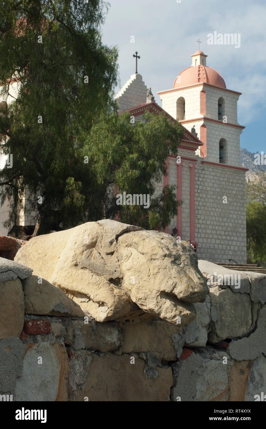 Mountain lion sculpture réalisée par Chumash indiens sur la lavanderia (buanderie), Mission Santa Barbara Santa Barbara, CA. Photographie numérique Banque D'Images