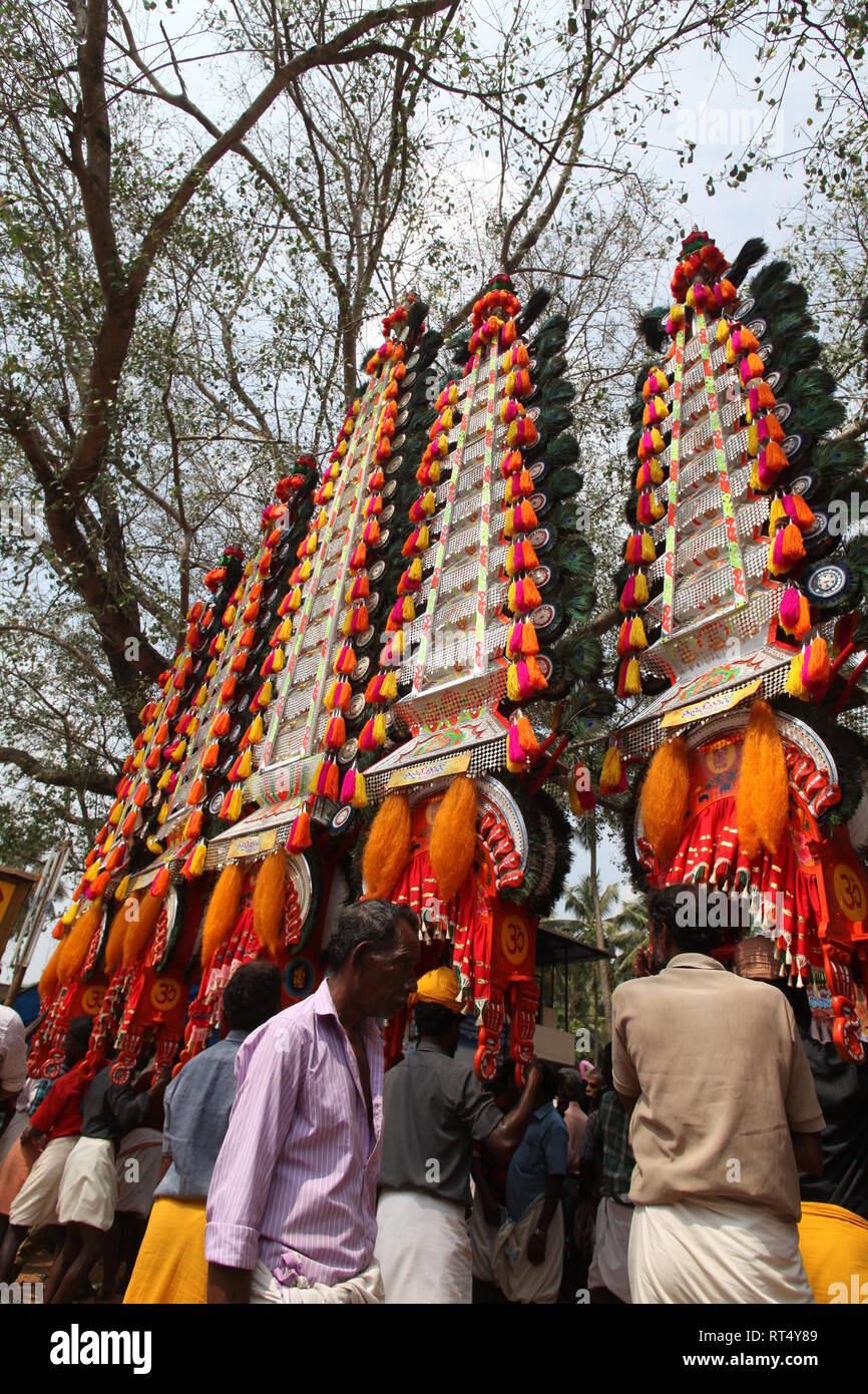 Kaavadiyattam ou la charge est la danse de sacrifice cérémoniel dévots pendant du culte de l'Hindu lord murugan. Banque D'Images