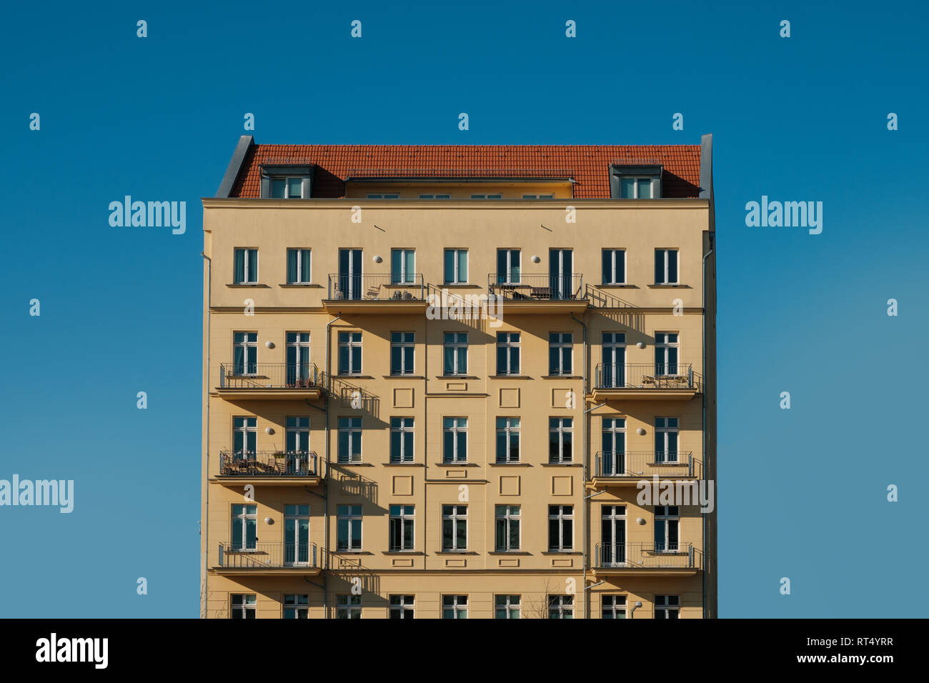 La façade de l'immeuble résidentiel, maison isolée sur ciel bleu Banque D'Images