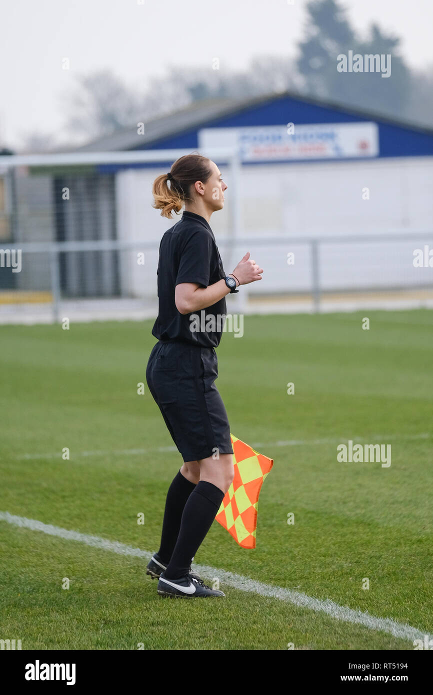 Femme arbitre assistant au match de football. Banque D'Images
