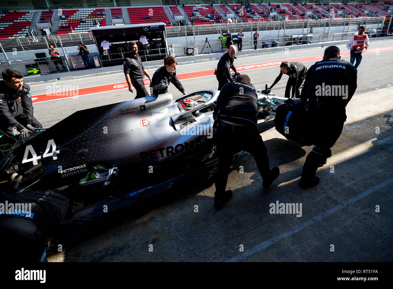Lewis Hamilton (Mercedes AMG Petronas Formula One Team) coéquipiers vu poussant le W10 voiture pour le fort pendant la deuxième voyage de deuxième semaine F1 Jours de test en circuit de Montmelo. Banque D'Images