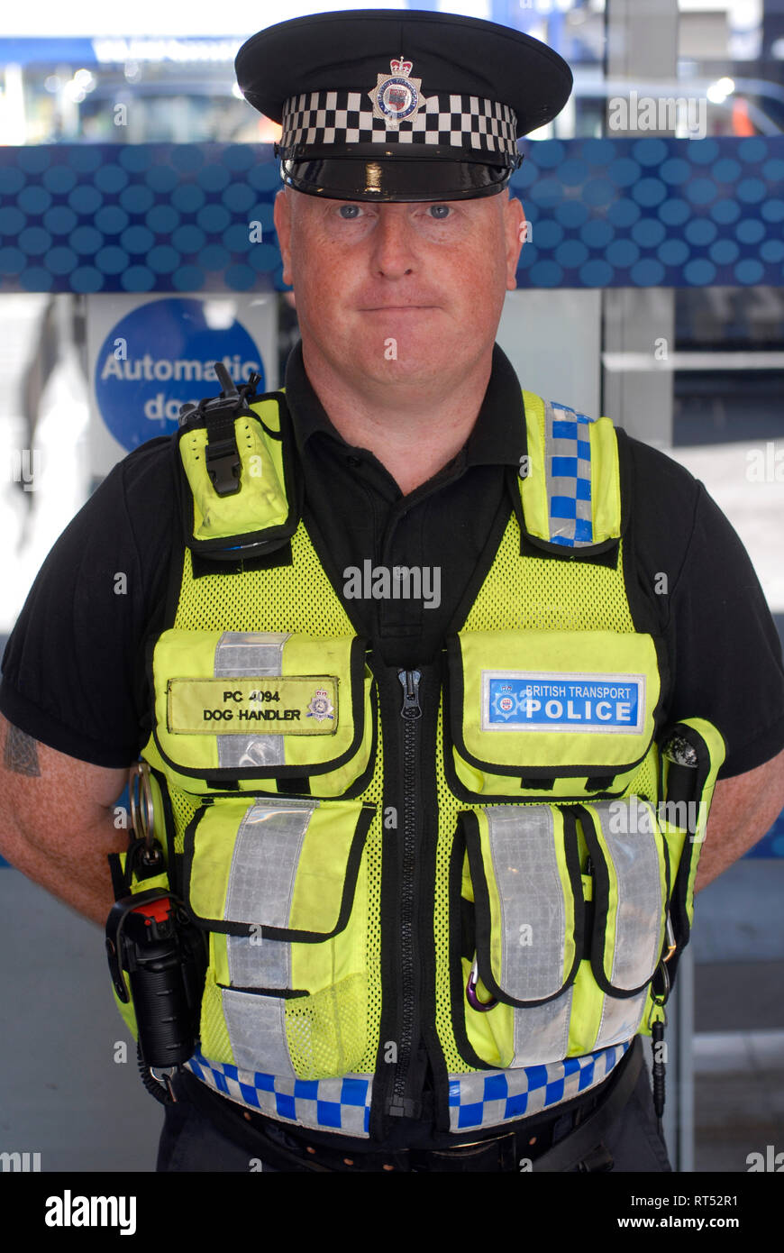 Chien Handler, gentiment policier s'occuper de la gare de Queen Street, Glasgow, Écosse, Royaume-Uni Banque D'Images