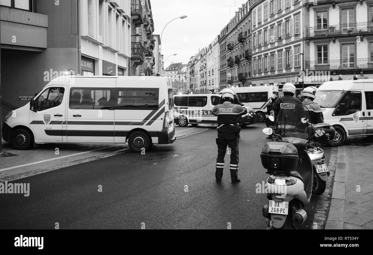 STRASBOURG, FRANCE - Nov 8, 2018 : les agents de police dans la zone de fixation avant de la jaune circulation manifestants le Quai des Bateliers street Banque D'Images
