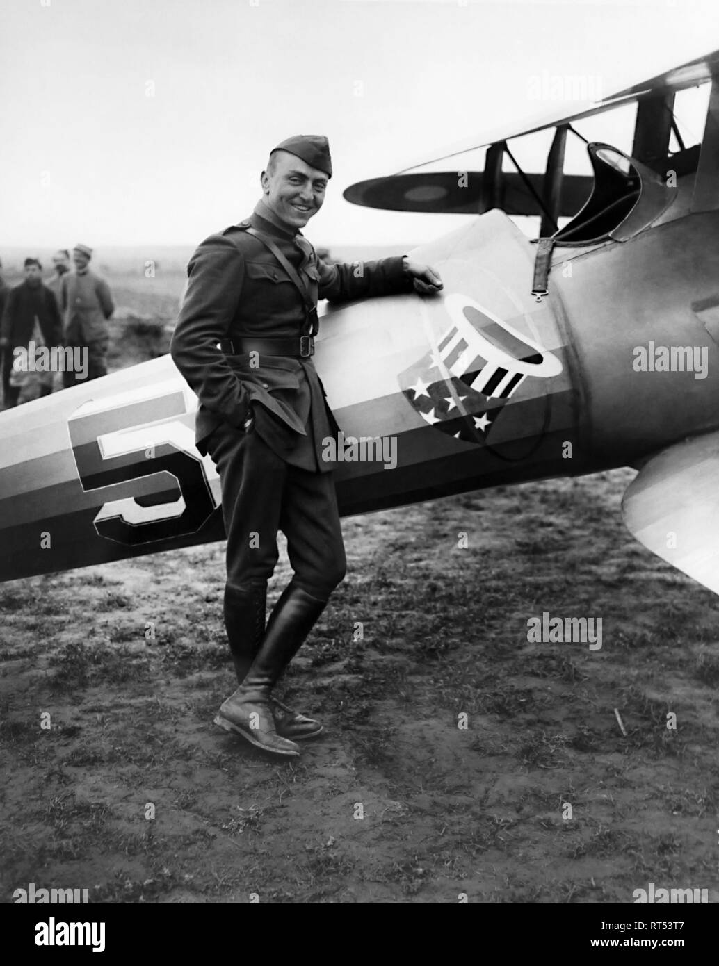 Portrait de plein-corps de American Air Ace Eddie Rickenbacker côté son Spad XIII avion. Banque D'Images