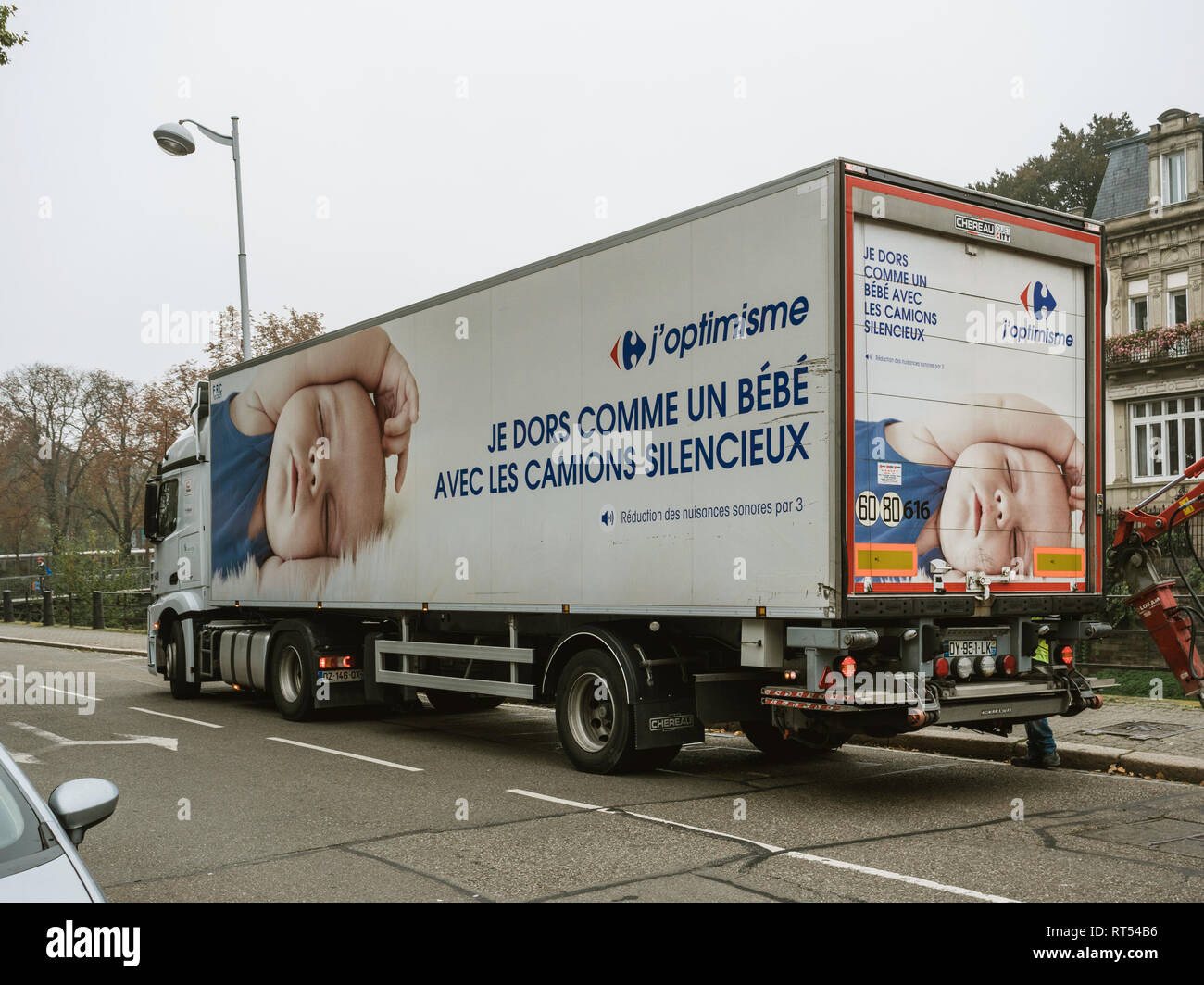 STRASBOURG, FRANCE - Sep 25, 2017 : grand camion remorque cargo de  supermarché Carrefour sa publicité à une réduction du bruit sur la rue  ville française Photo Stock - Alamy
