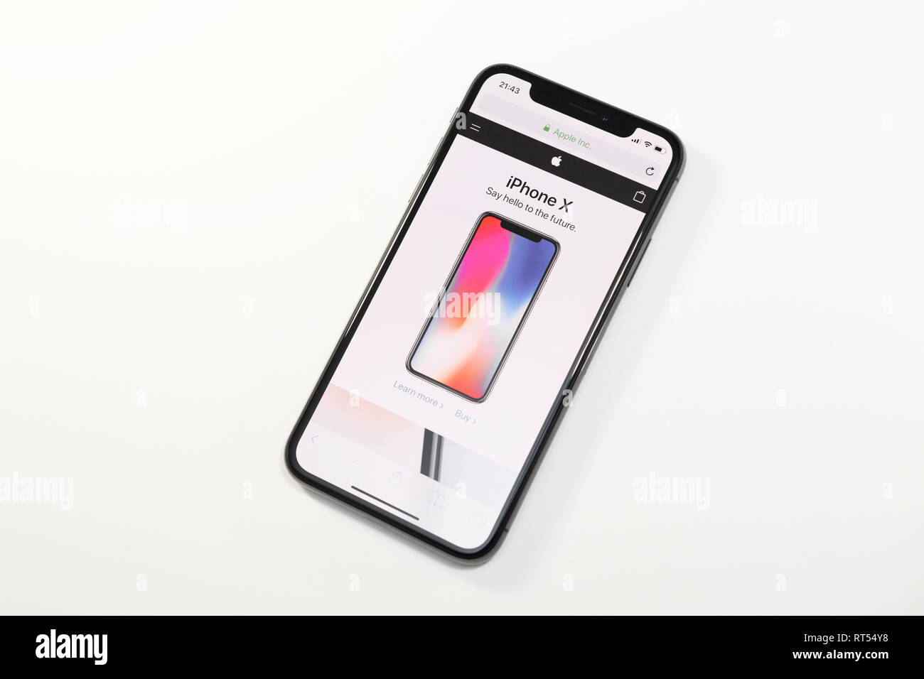 PARIS, FRANCE - Nov 3, 2017 : Nouveau smartphone Apple iPhone X 10 avec Apple Store site sur le Super OLED écran Retina Banque D'Images