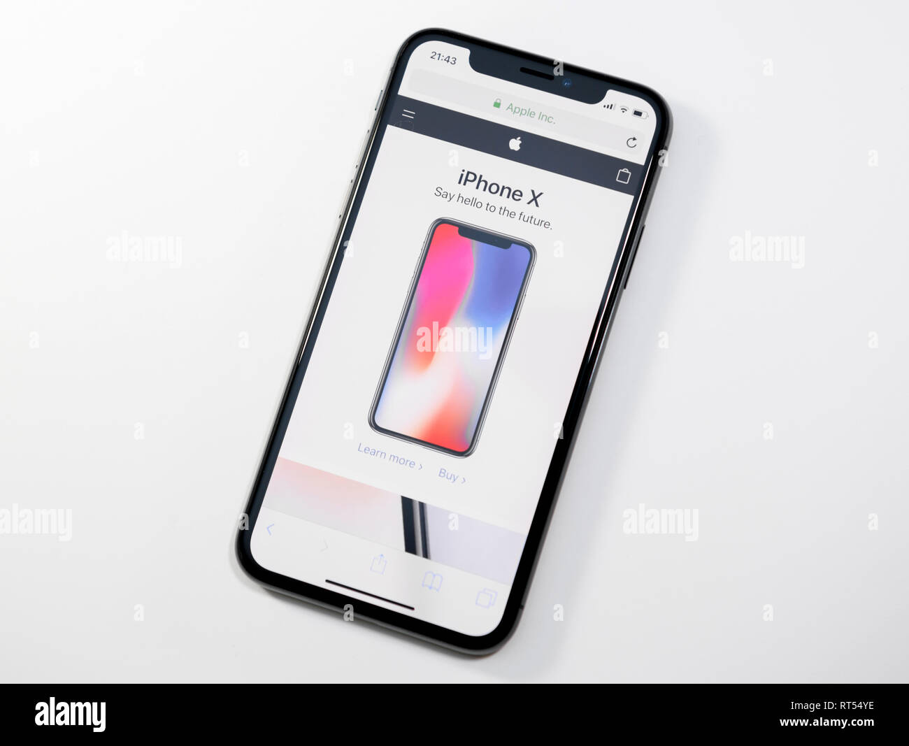 PARIS, FRANCE - Nov 3, 2017 : Nouveau smartphone Apple iPhone X 10 avec Apple Store site sur le Super OLED écran Retina Banque D'Images