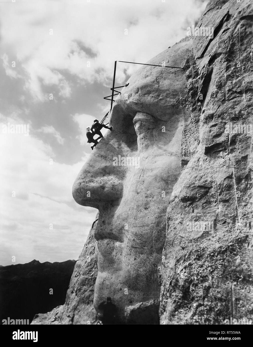 Gutzon Borglum inspecter le travail sur le visage du Président Washington, Mt. Rushmore, dans le Dakota du Sud. Banque D'Images