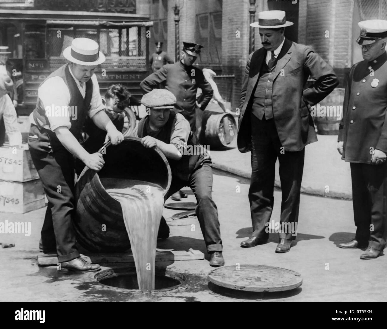 New York City Sous-commissaire de police John A. Leach regarder pour les agents dans les égouts d'alcool au cours de la hauteur de l'interdiction. Banque D'Images