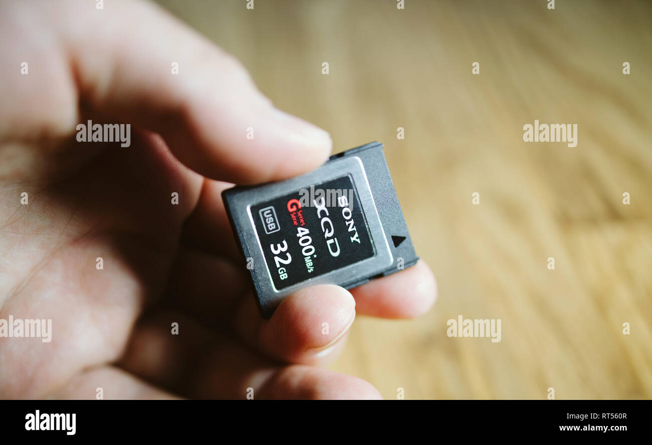 PARIS, FRANCE - MAR 26, 2017 : nouvelles données XQD fabriqué par Sony carte mémoire XQD G Series 128 Go Carte Mémoire utilisée dans Nikon et Sony video photo produits pour le stockage de contenus haut débit Banque D'Images