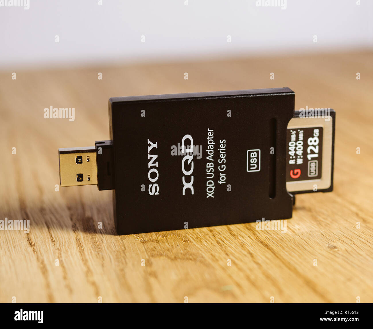 PARIS, FRANCE - MAR 26, 2017 : Nouvelle carte mémoire données XQD et fabriqué par Sony Reader utilisé dans Nikon et Sony video photo produits pour le stockage de contenus haut débit Banque D'Images