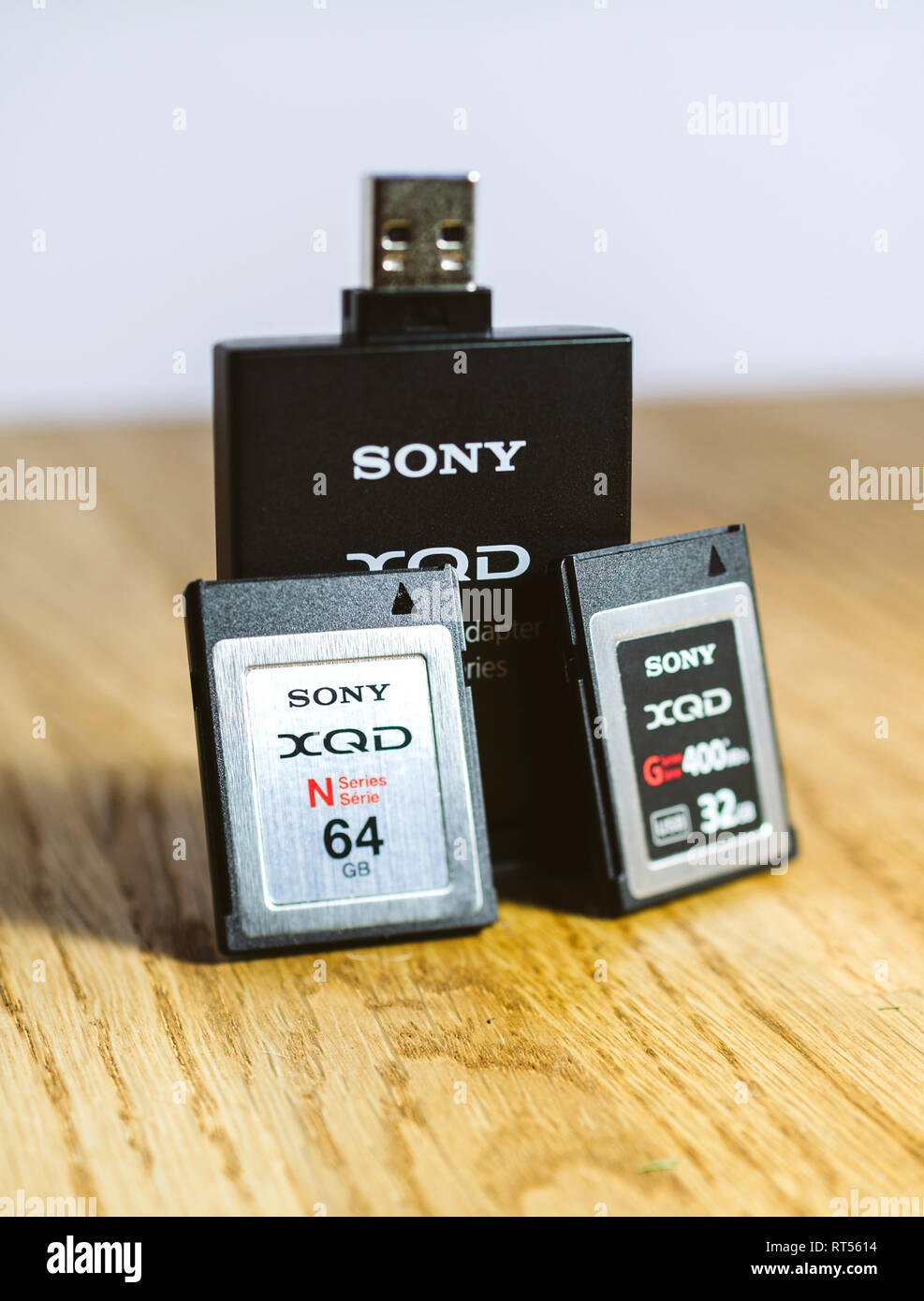 PARIS, FRANCE - MAR 26, 2017 : Nouvelle carte mémoire données XQD et fabriqué par Sony Reader utilisé dans Nikon et Sony video photo produits pour le stockage de contenus haut débit Banque D'Images