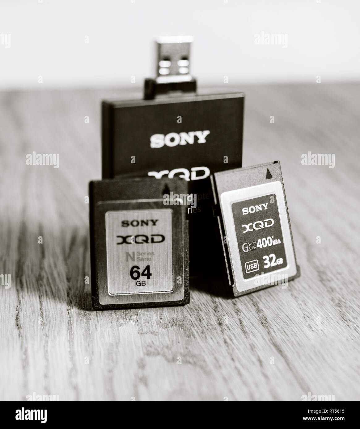 PARIS, FRANCE - MAR 26, 2017 : Nouvelle carte mémoire données XQD et  fabriqué par Sony Reader utilisé dans Nikon et Sony video photo produits  pour le stockage de contenus haut débit Photo Stock - Alamy