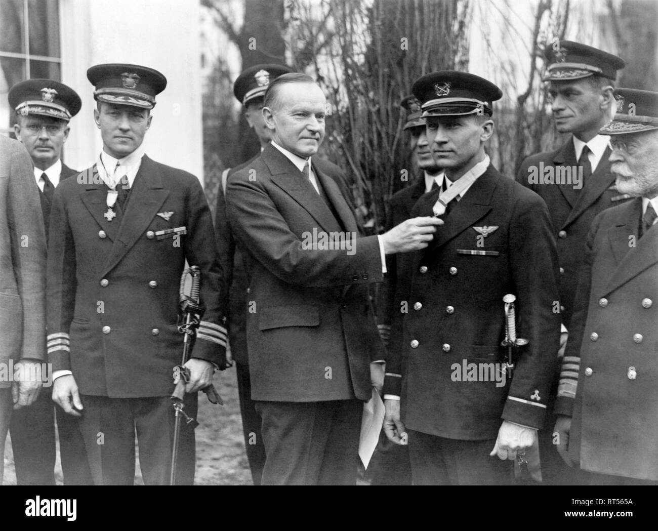 Le président américain Calvin Coolidge conférant la médaille d