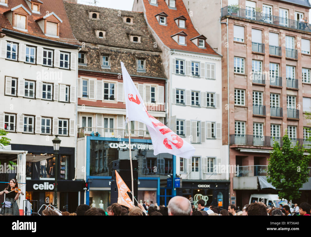 STRASBOURG, FRANCE - 30 MAI 2015 : Jésus drapeau avec chambre en arrière-plan à Mars pour Jésus l'événement interconfessionnel annuel par les Chrétiens Banque D'Images