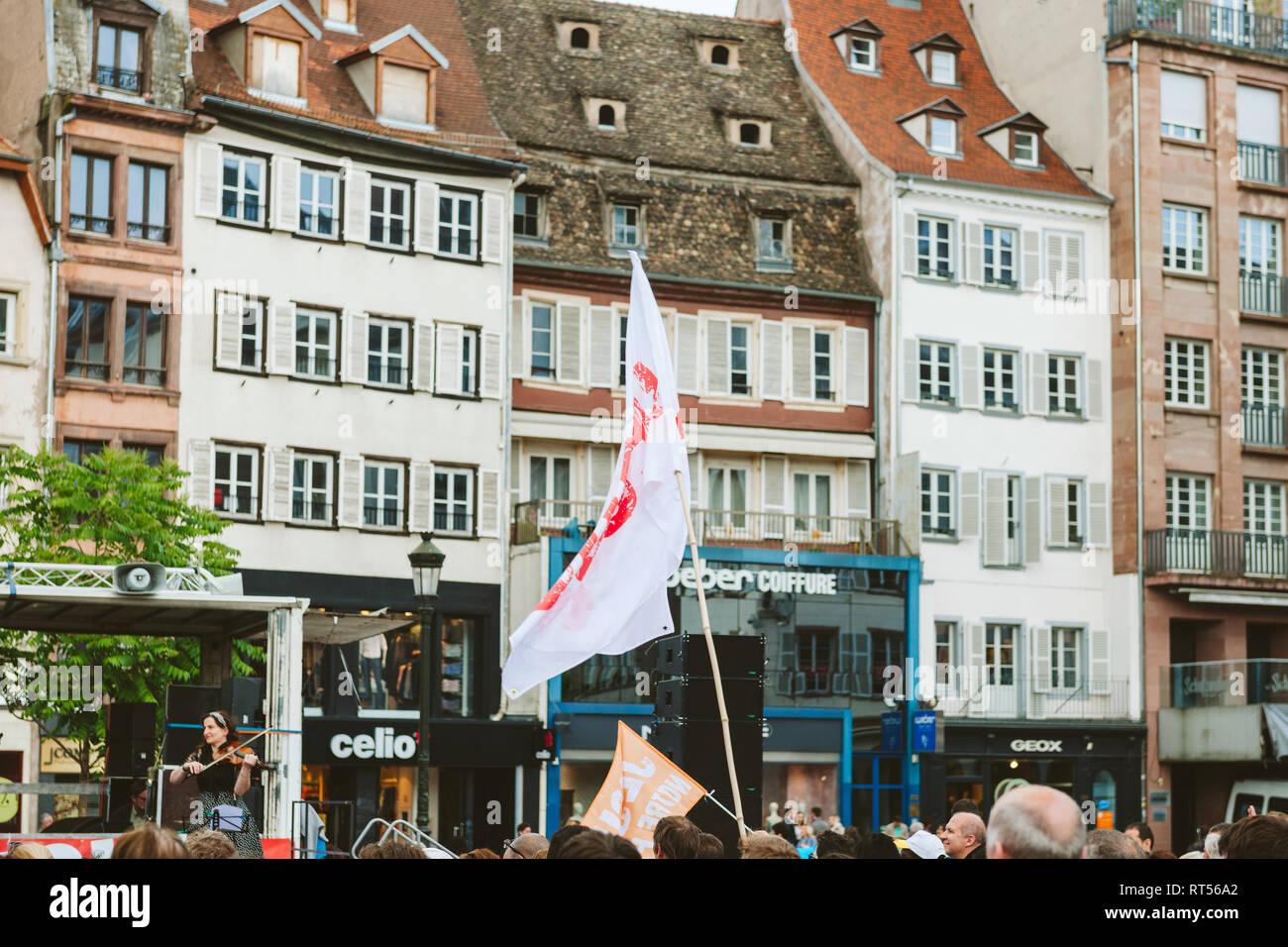 STRASBOURG, FRANCE - 30 MAI 2015 : Jésus drapeau avec chambre en arrière-plan à Mars pour Jésus l'événement interconfessionnel annuel par les Chrétiens Banque D'Images
