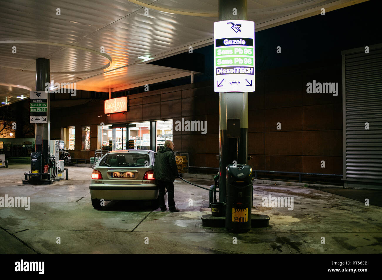 STRASBOURG, FRANCE - NOV 29, 2017 : station d'essence AGIP en France dans la nuit avec les gens et les voitures de ravitaillement clients carwash vide à proximité. Agip fait partie du groupe ENI Banque D'Images