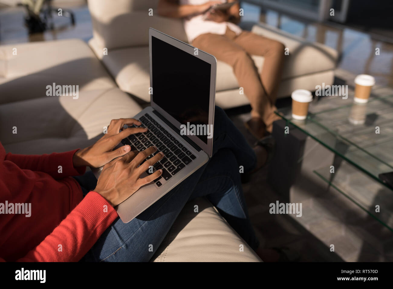 Female executive using laptop in l'office Banque D'Images