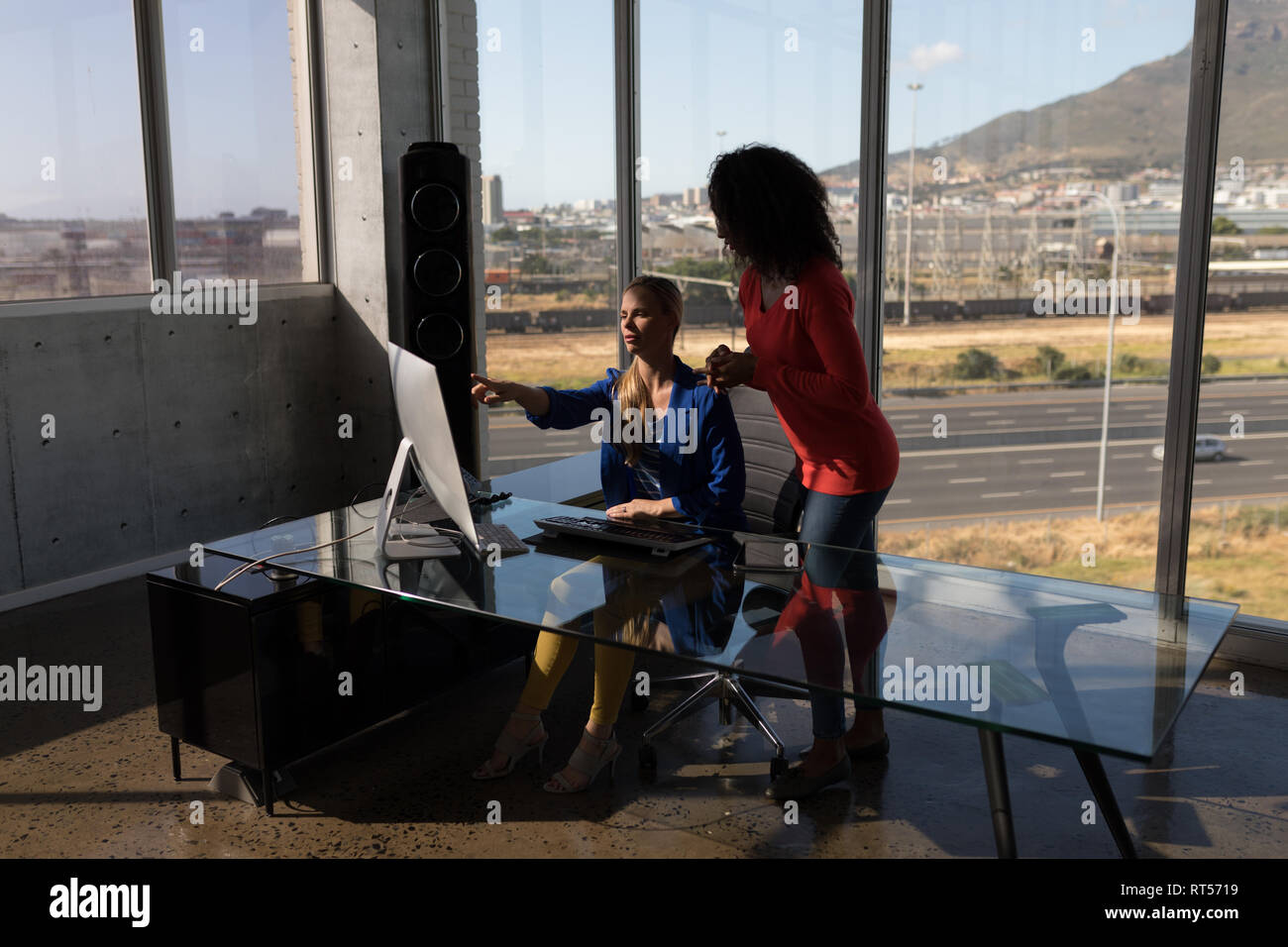Les femmes cadres travaillant sur pc de bureau at desk in office Banque D'Images