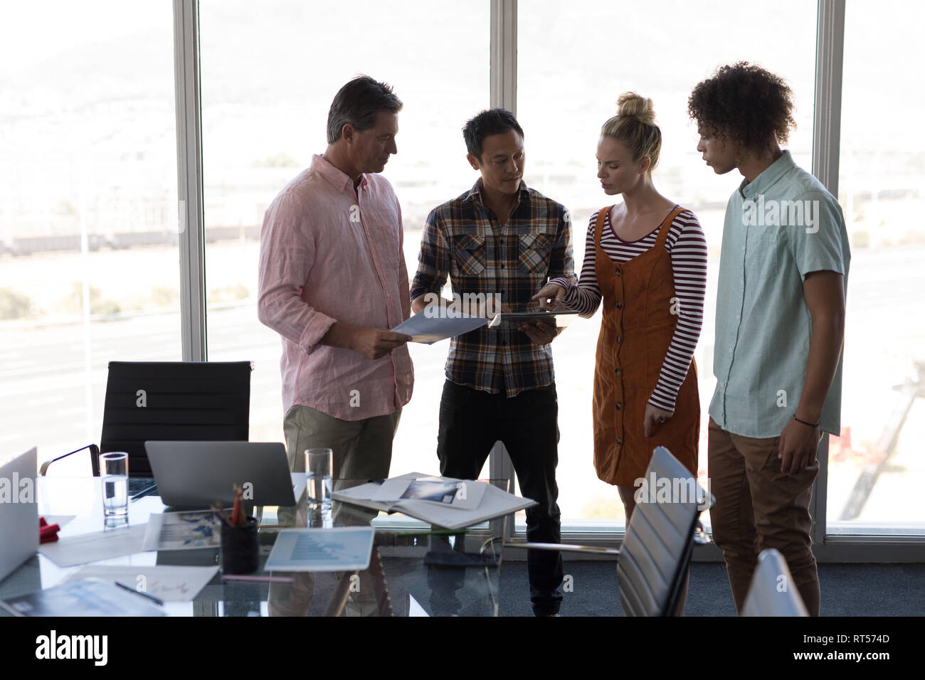 Des collègues discuter sur digital tablet in office Banque D'Images